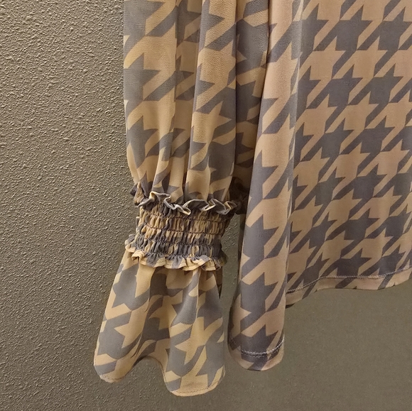 Women's Houndstooth Blouse - Gray - Picture 4 of 7